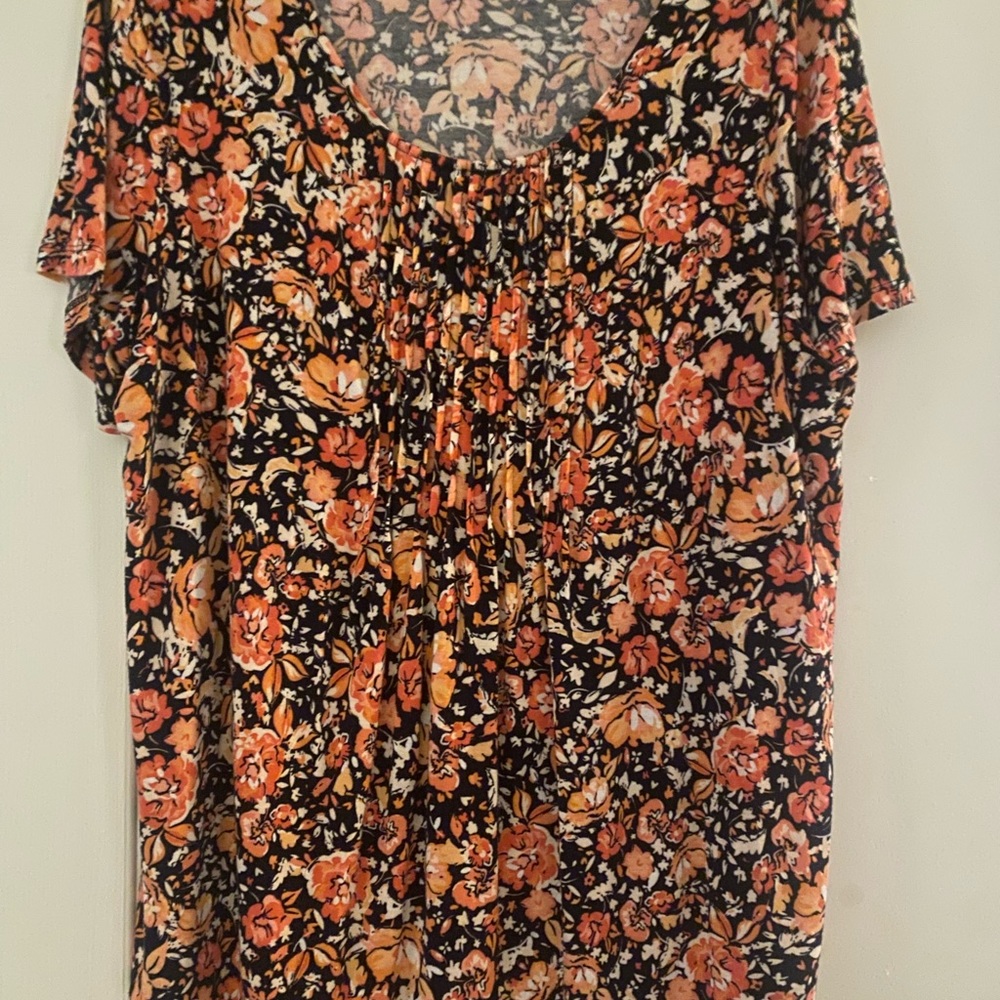 Halloween Pretty &you get Two for one top, 1 ND & Croft & Barrow. Both 1x tops.